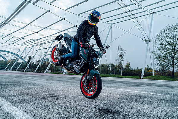 Stuntfahrer balanciert auf Vorderreifen eines Ducati-Motorrad vom Ducati-Händler Deutschland