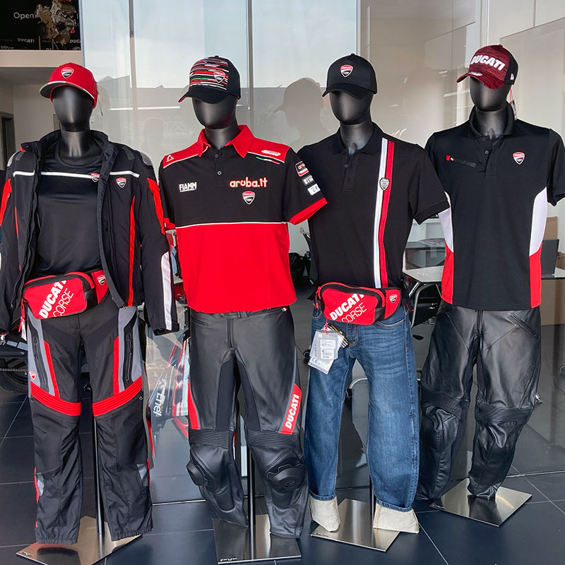 Schaufensterpuppen mit der aktuellen Ducati-Kollektion